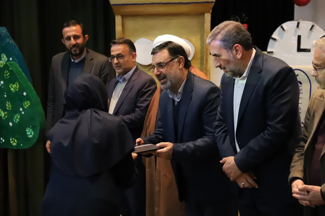 قصههای قهرمانان ملی باید نگارش شود