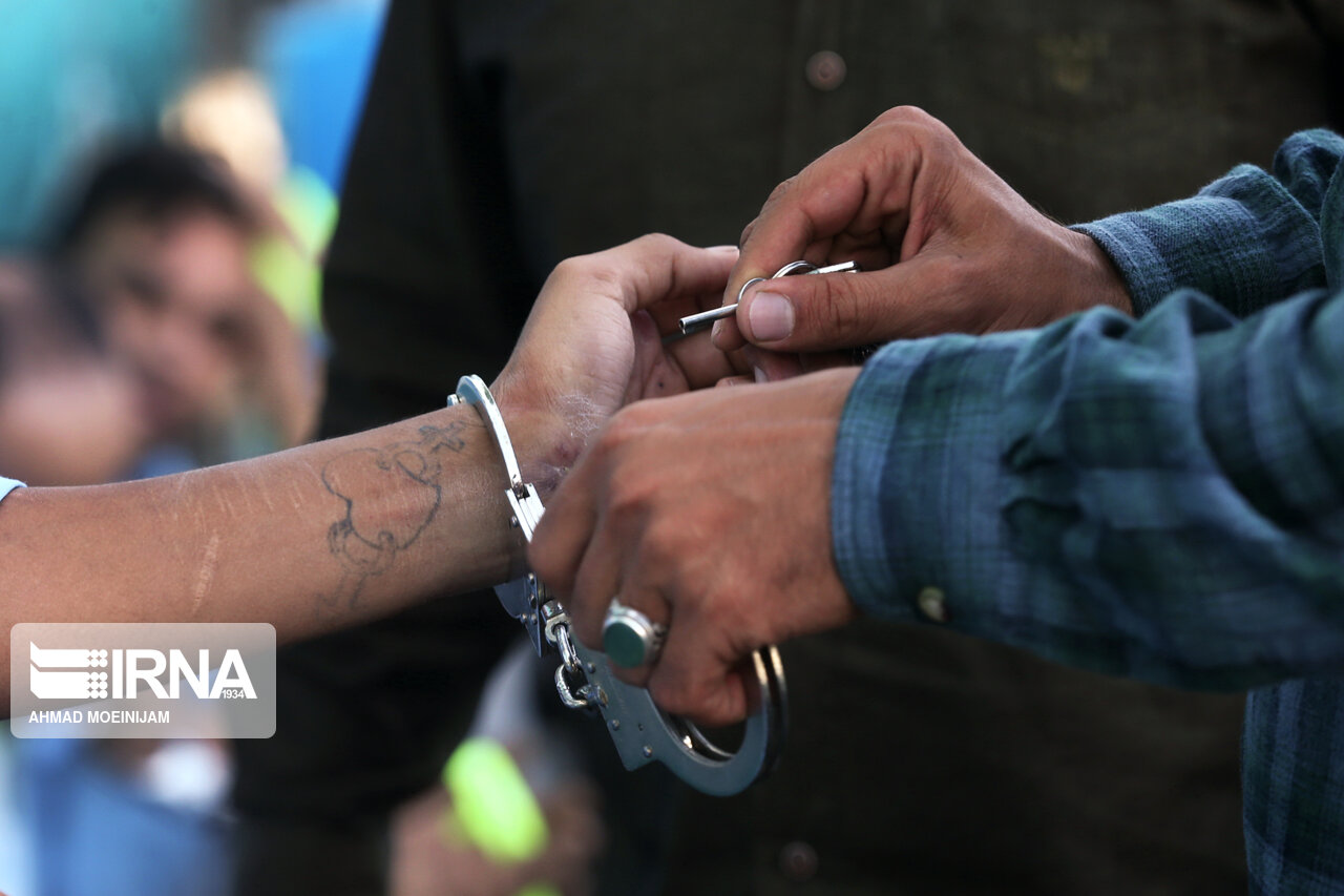 قمه کشی در میدان آزادی سنندج، زمین گیر شدن اراذل و اوباش