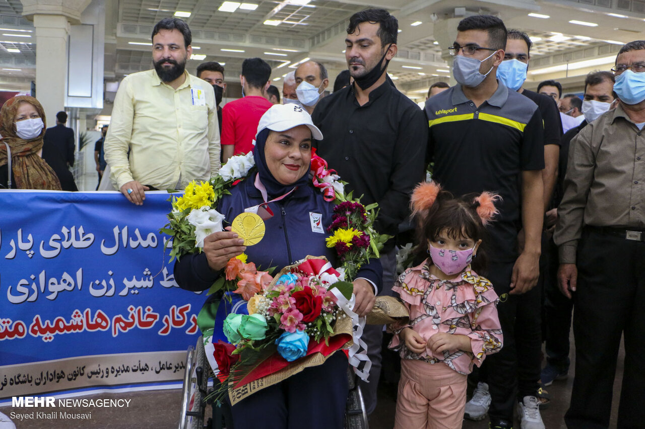 قهرمان پارالمپیک با استقبال مردم وارد زادگاهش شد