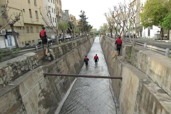 لایروبی کانال آبهای سطحی خیابان پیروزی انجام شد