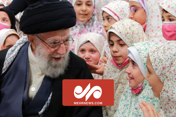 لحظاتی از مراسم جشن تکلیف دختران دانش‌آموز با حضور رهبرانقلاب