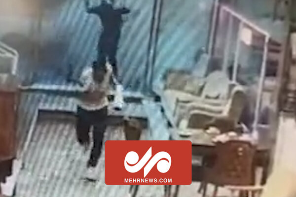 لحظه انفجار چاه فاضلاب یک مجتمع تجاری در تبریز