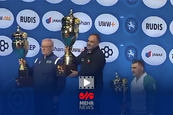 لحظه اهدای جام قهرمانی کشتی فرنگی جهان و به اهتزاز در آمدن پرچم ایران