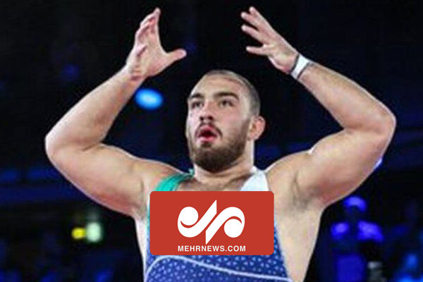 لحظه اهدای مدال طلا به امیرحسین زارع در مسابقات قهرمانی جهان