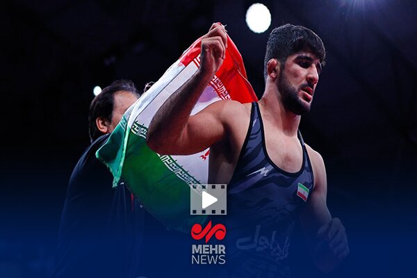 لحظه اهدای مدال طلا و کمربند  به سعید اسماعیلی