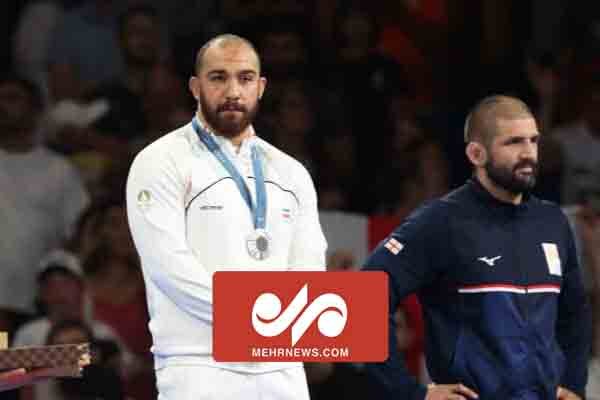 لحظه اهدای مدال نقره امیر حسین زارع در المپیک ۲۰۲۴
پاریس