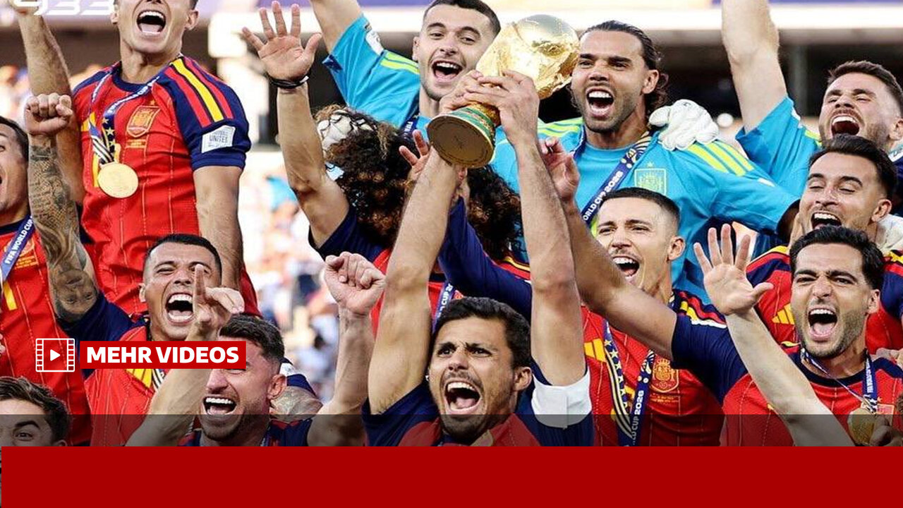 لحظه بالا بردن جام قهرمانی جام جهانی ۲۰۲۶ توسط بازیکنان اسپانیا