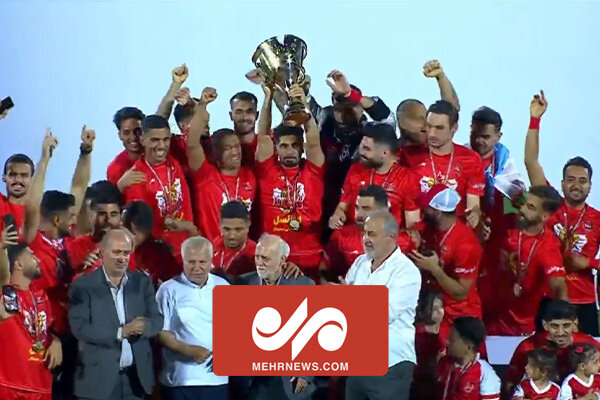 لحظه بالابردن جام قهرمانی در لیگ برتر توسط بازیکنان
پرسپولیس
