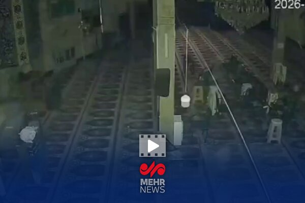 لحظه به آتش‌کشیدن مسجد مهدیۀ کرج توسط اغتشاشگران