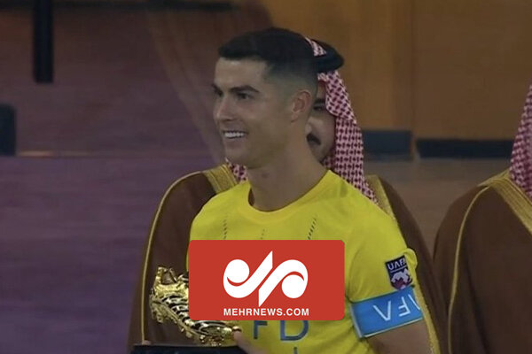 لحظه دریافت جایزه کفش طلا توسط رونالدو در جام باشگاههای عرب