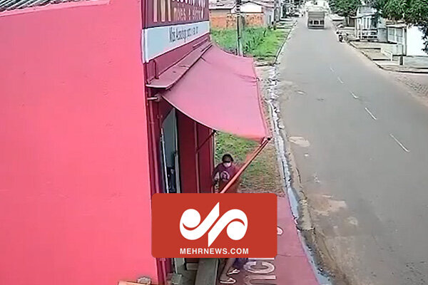 لحظه ورود یک بارکش به فروشگاه و نجات معجزه آسای یک زن وکودک