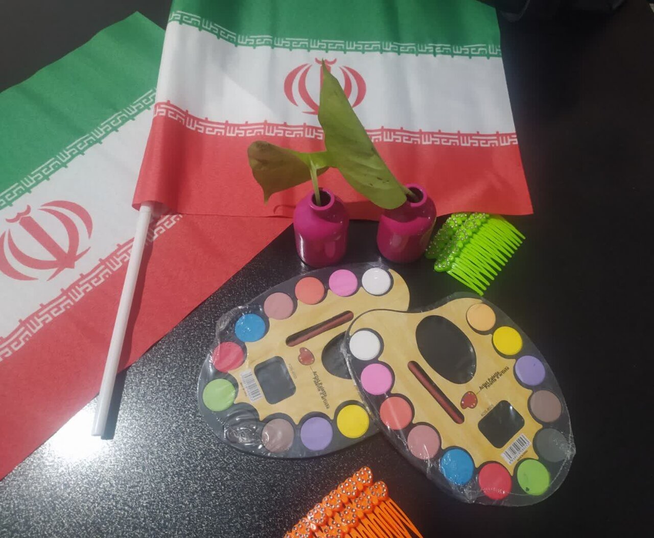 لوازم التحریر ایرانی اسلامی بین کودکان سنندجی توزیع
شد