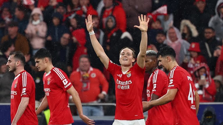 لیورپول همچنان صدر نشین در لیگ برتر انگلستان