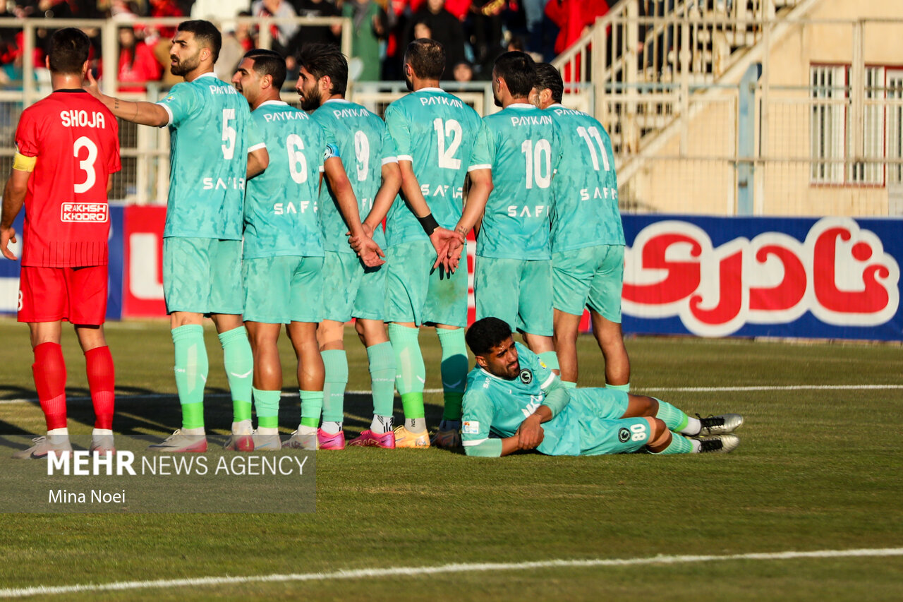 لیگ برتر فوتبال – تراکتور و پیکان