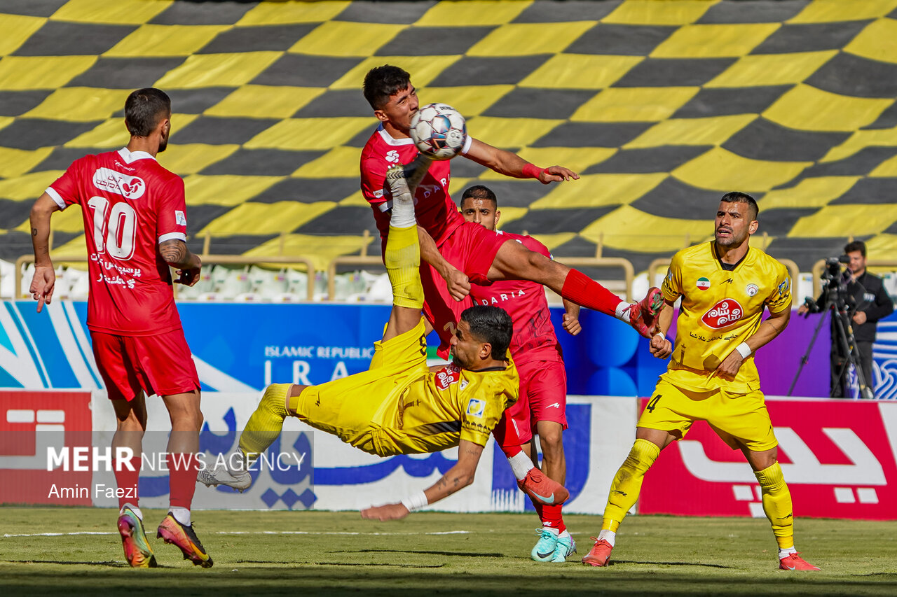 لیگ برتر فوتبال – فجر شهید سپاسی و پرسپولیس