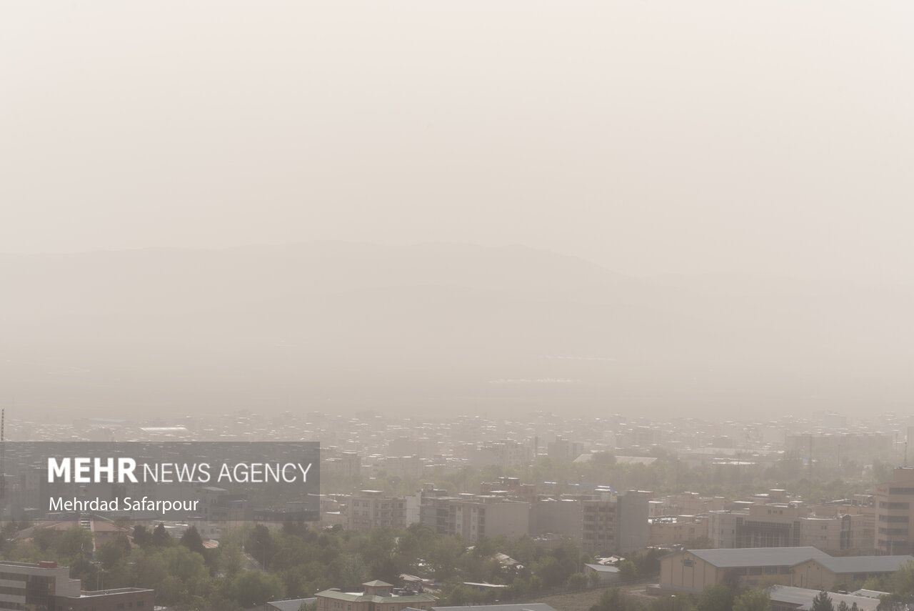 ماندگاری ریزگردها در آسمان اصفهان تا پایان تیر/ دما کاهش مییابد
