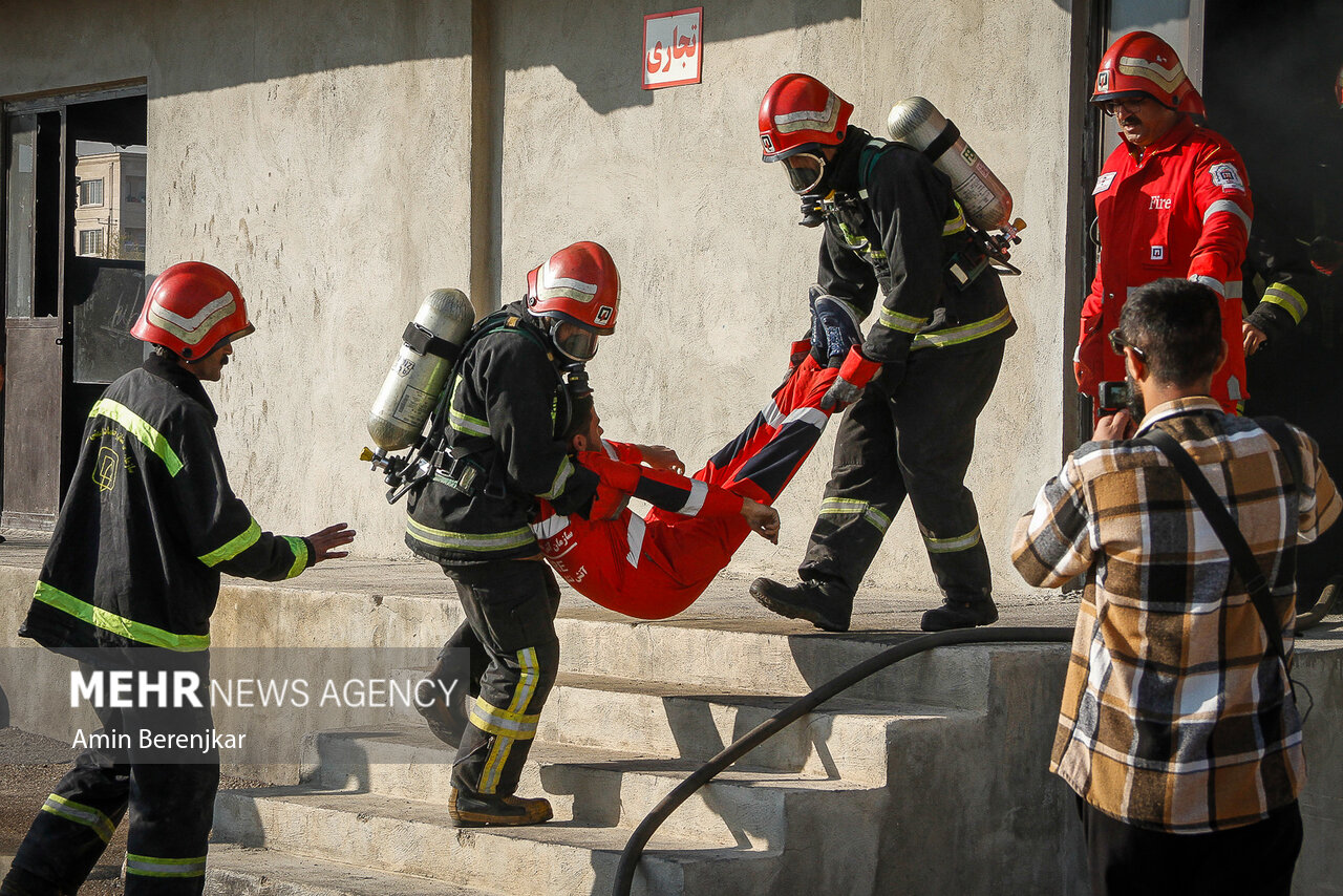مانور آمادگی و مراسم پاسداشت آتش نشان داوطلب