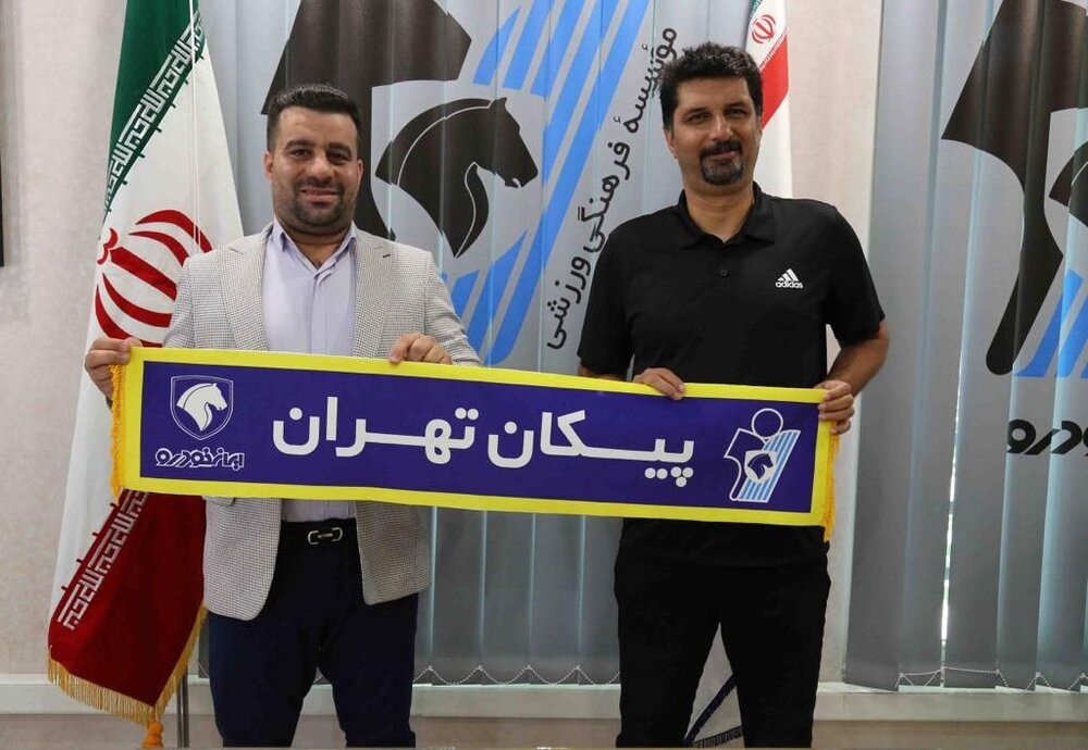 مجتبی حسینی سرمربی تیم فوتبال پیکان ماند