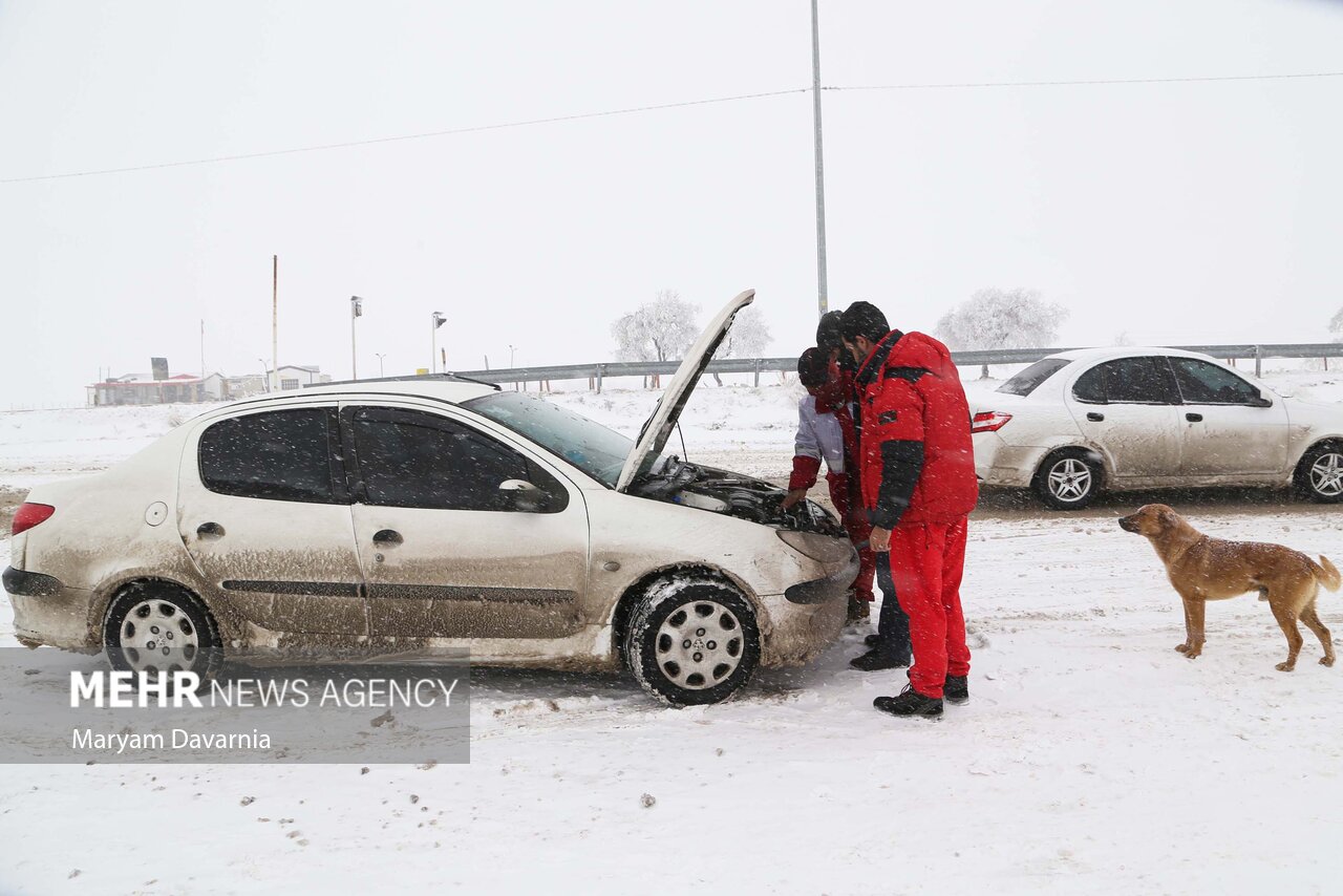 محبوبی: ۲۳ نفر گرفتار در کولاک در محور چالدران و خوی امداد رسانی شدند