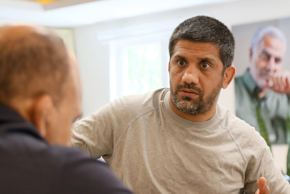 مخالفان من را بزنند/ استعفا برای آدمهای ضعیف است