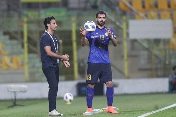 مدافع فولاد خوزستان به استقلال نزدیک شد