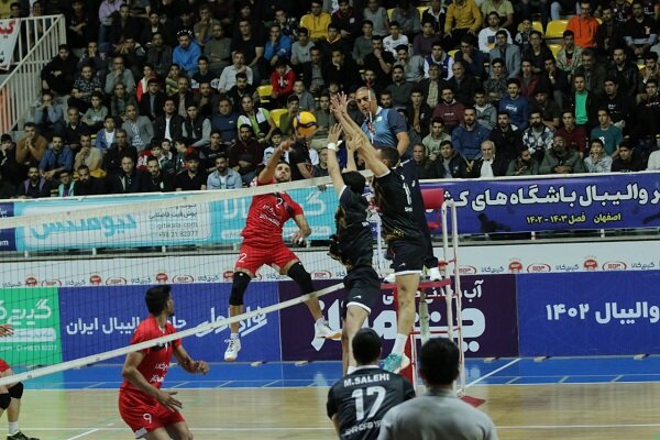 مدافع قهرمانی میزبان فولاد صدرنشین/ پیکان در اندیشه خروج ازبحران