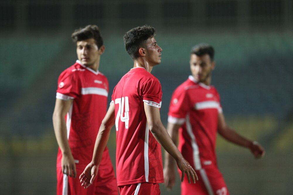 مدافع گمنام تنها امید یحیی گل محمدی برای خط میانی پرسپولیس!