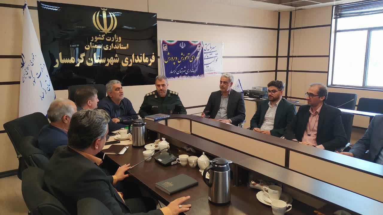 مدیران مدارس «جوانان» را به‌سوی ارزش‌های اسلامی سوق دهند