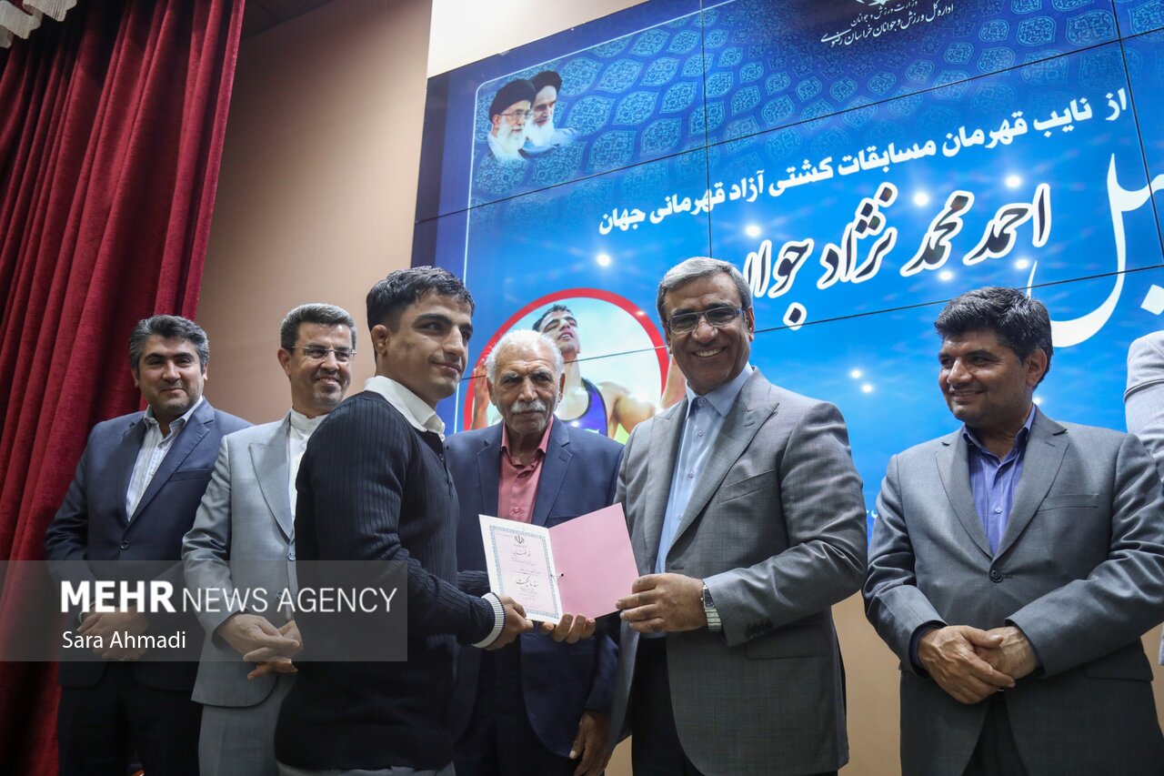 مراسم تجلیل از نایب قهرمان کشتی آزاد جهان احمد محمد نژاد جوان