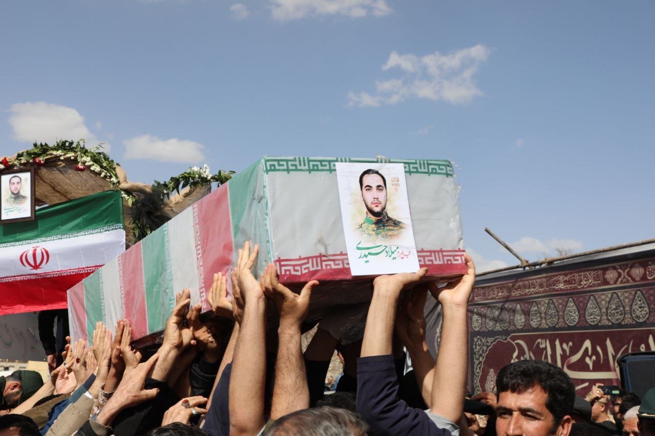 مراسم تشییع و خاکسپاری شهید میلاد حیدری در روستای «وینسار»قروه