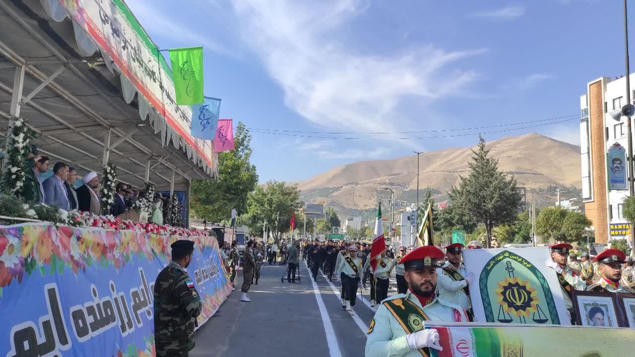 مراسم سان و رژه یگان‌های نمونه نیروهای مسلح در سنندج برگزار
شد