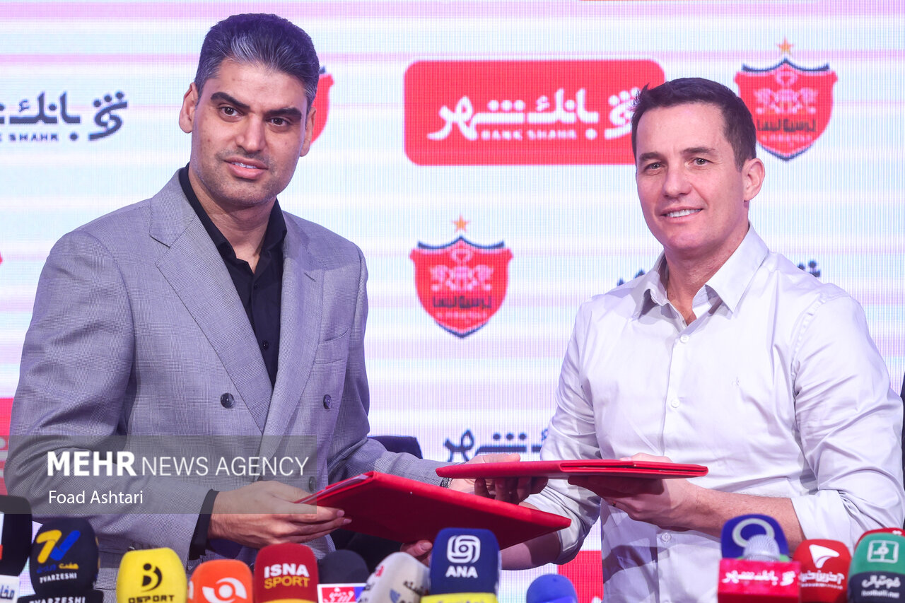 مراسم معارفه و امضای قرارداد اوسمار ویه را سرمربی پرسپولیس