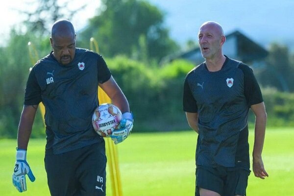 مربی دروازهبانهای پرسپولیس وارد تهران شد