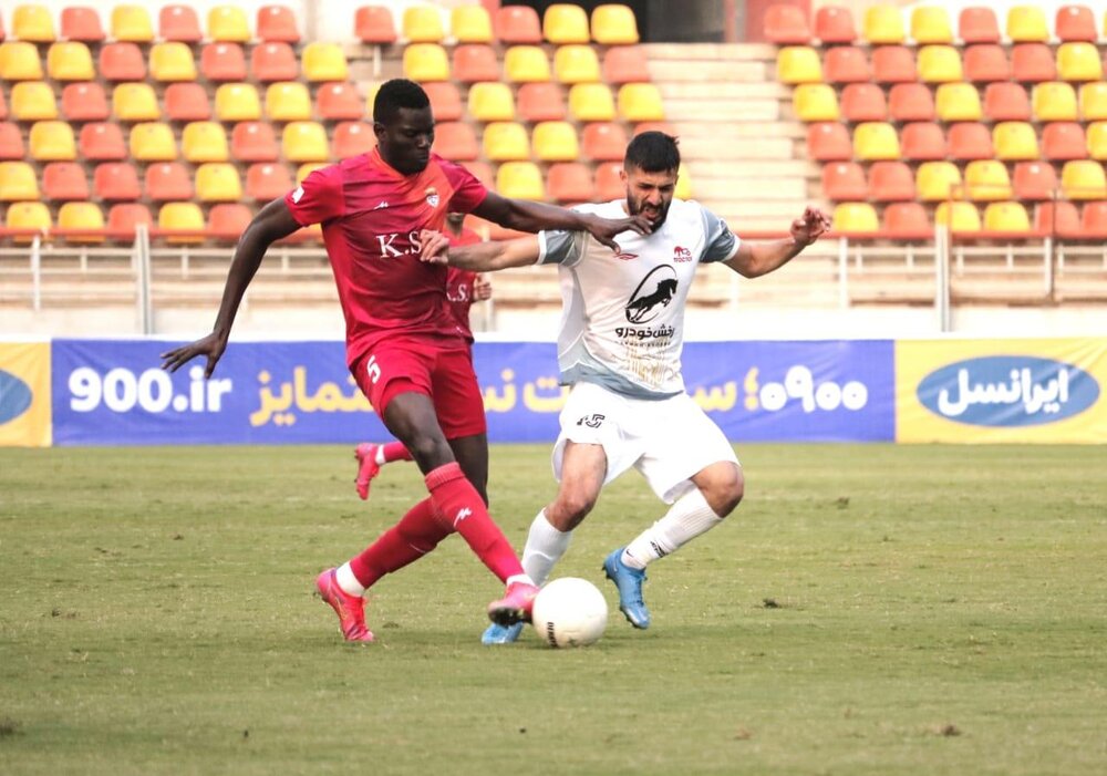 مربیان فولاد کارت زرد گرفتند/ هوادار معلول تقدیر شد