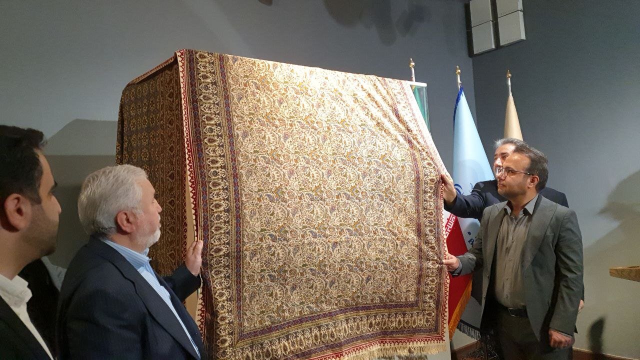 مرد ایستاده در سنگ نگاره ساسانی بزرگ زاده بوده است