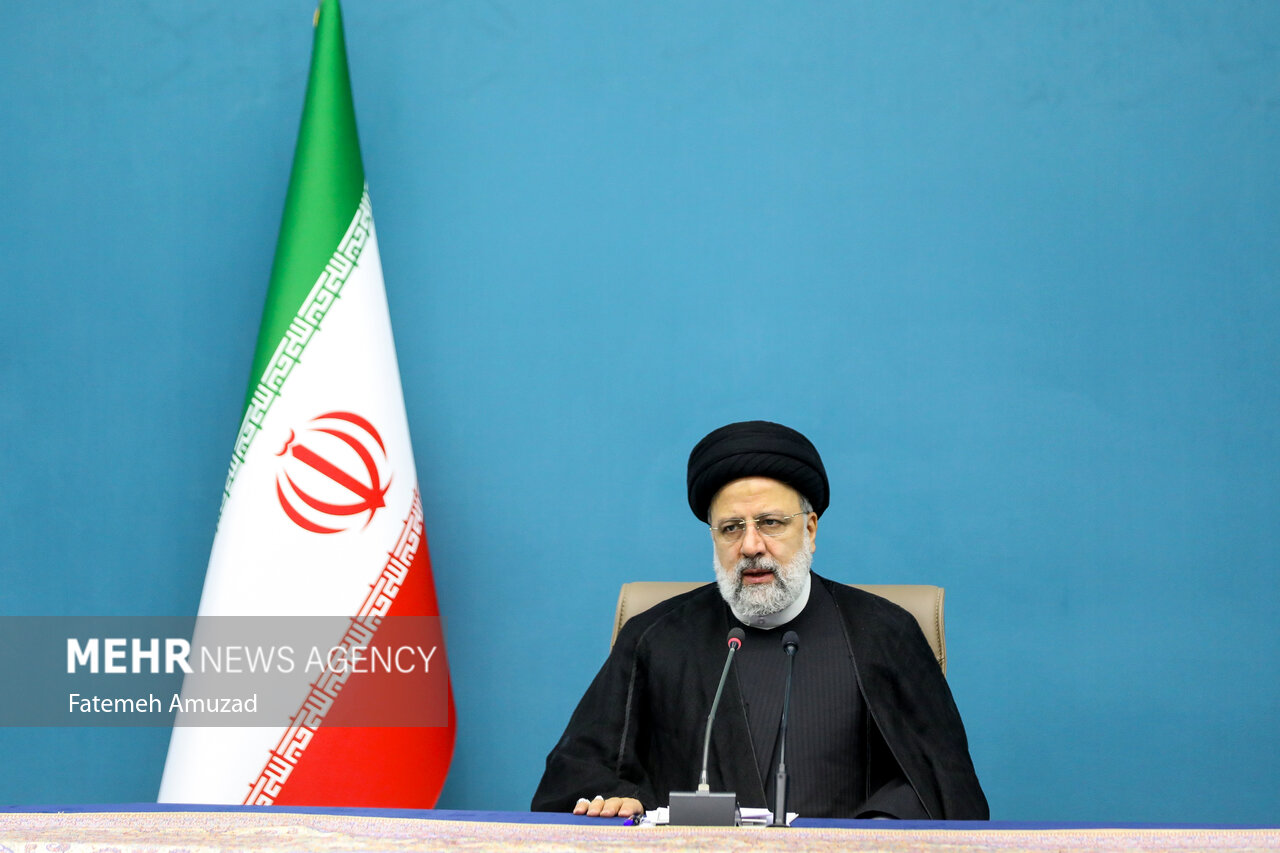 مردم علیرغم تمام توطئه های دشمنان پای نظام و انقلاب هستند