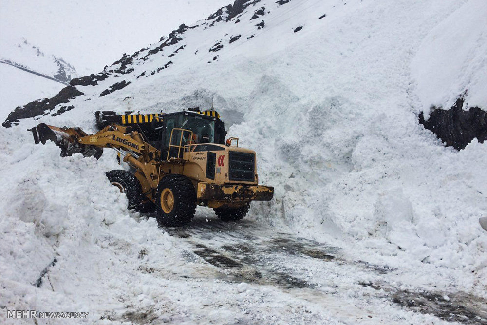 مرزنشینان گرفتار در برف و کولاک در ماکو نجات یافتند