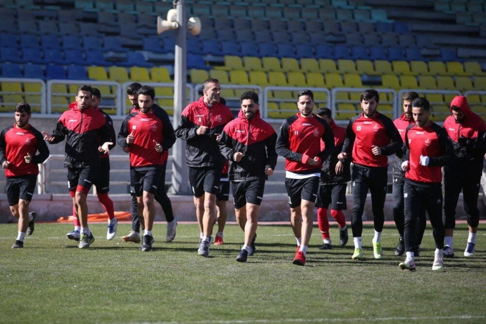 مرور خاطرات پیشکسوت پرسپولیس با بازیکنان در تمرین