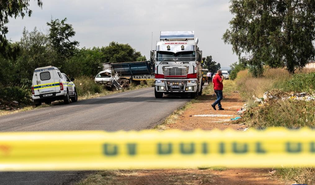 مرگ ۱۳ دانش‌آموز در اثر برخورد خودروی مدرسه با کامیون در آفریقای جنوبی