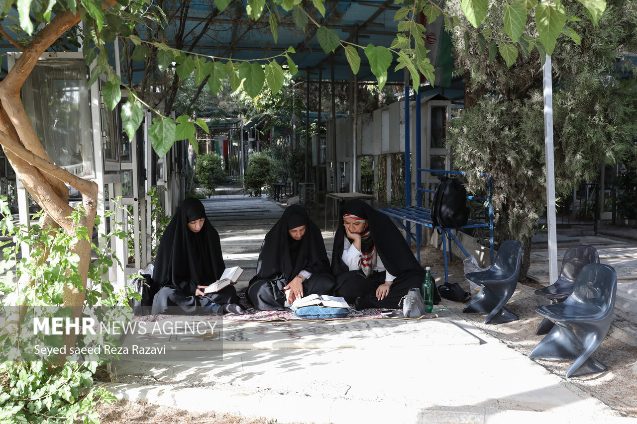 مزار شهدای هفدهم شهریور در بهشت زهرا(س) گلباران می
شود