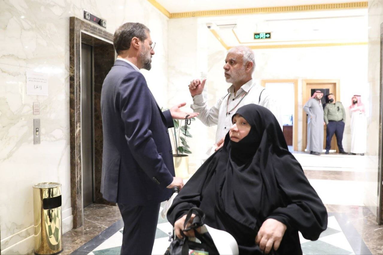 مسئولان حج و زیارت پای درد دل زائران در مدینه نشستند