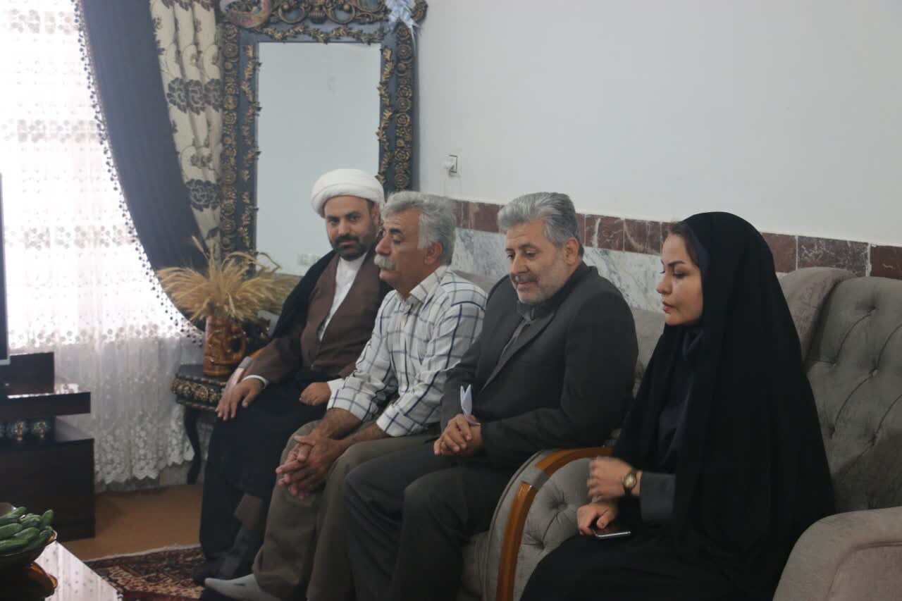 مسئولان کامیاران از جانباز ۶۰ درصد دوران دفاع مقدس تجلیل کردند