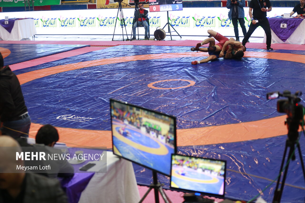 مسابقات کشتی قهرمانی نوجوانان کشور در ارومیه در حال برگزاری است