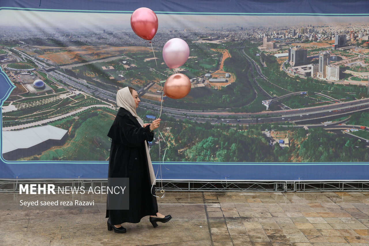 مسافران نوروزی در پل طبیعت تهران