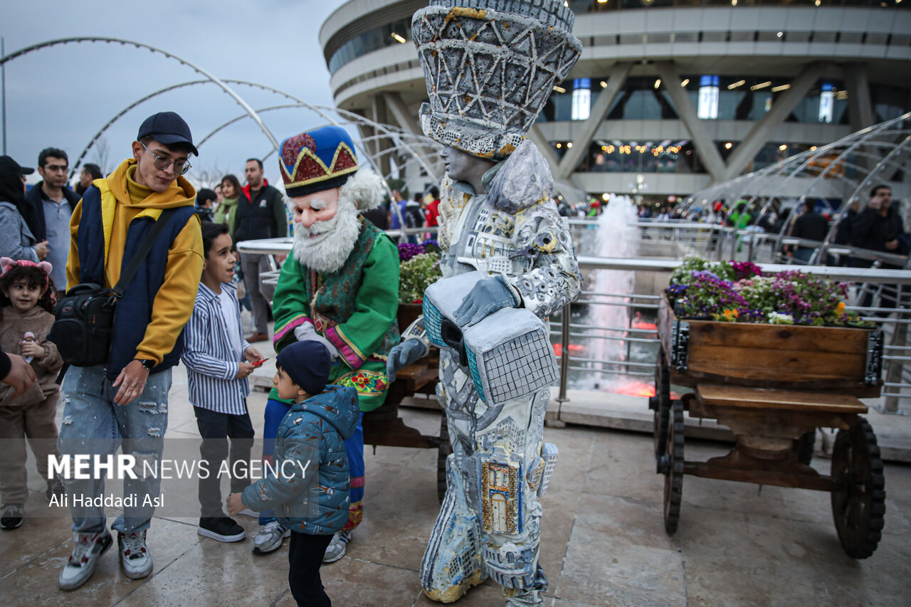 مسافران نوروزی ۱۴۰۲ در مجموعه برج میلاد
