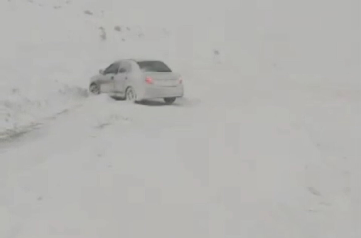 مسیرهای سردشت – میرآباد و مهاباد – سردشت به‌دلیل بارش برف مسدود شد