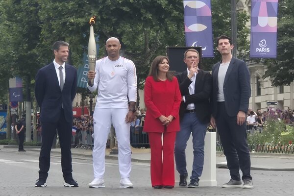 مشعل المپیک به پاریس رسید/ «تیری هانری» مشعل را حمل کرد +عکس