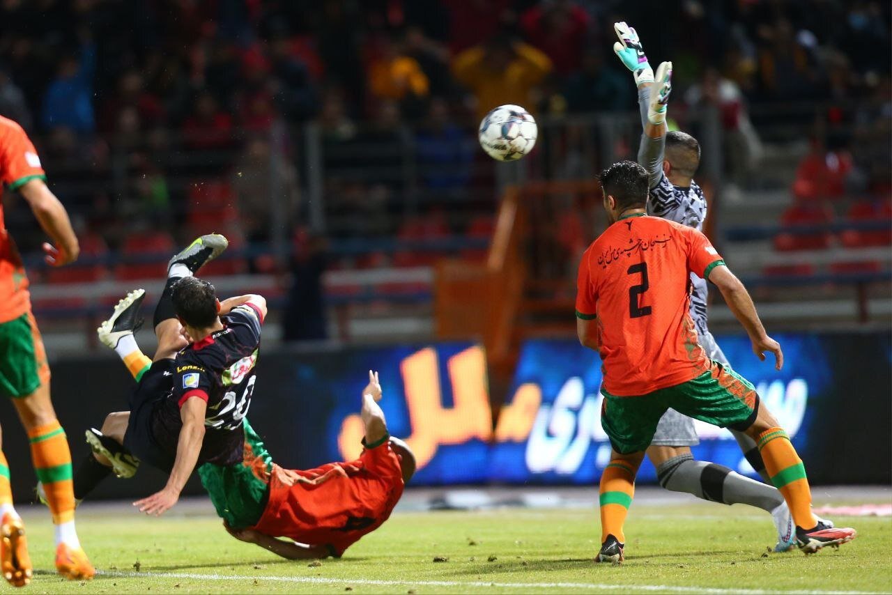 مشکلات گلمحمدی باید برطرف شود/بیانیههای بازیکنان به تیم آسیب زد