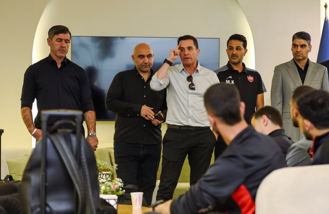 معارفه فرودگاهی اوسمار ویهرا به بازیکنان پرسپولیس