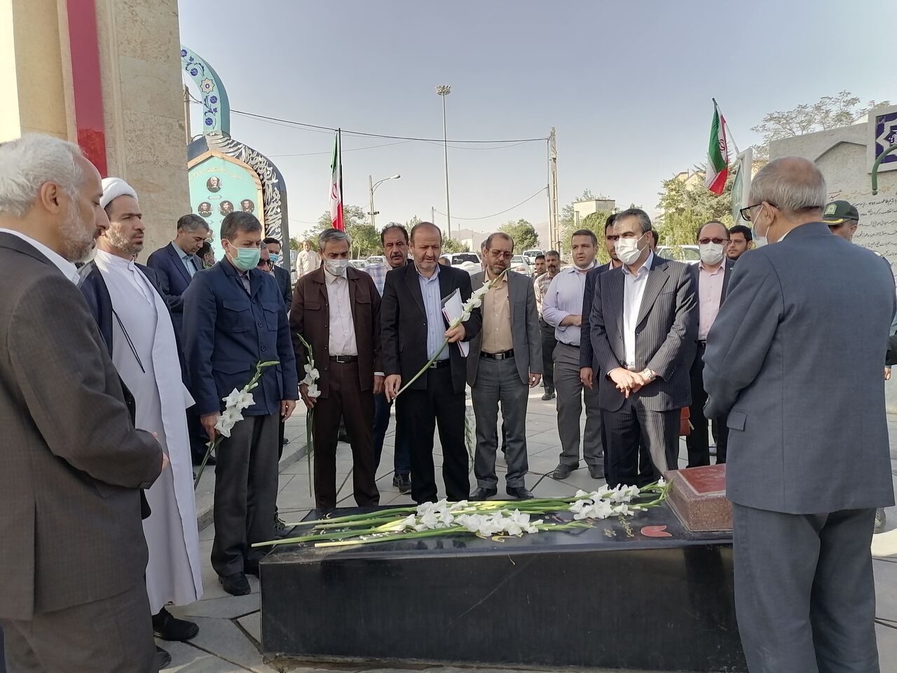 معاون عمرانی وزیر کشور به مقام شامخ شهدای شهرستان همدان ادای احترام کرد